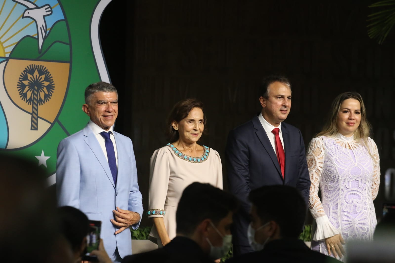 izolda e camilo em pé no palácio da abolição